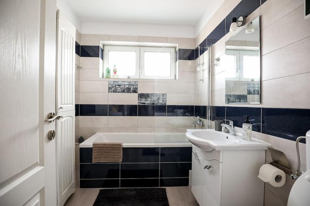 Modern Condo With Parking, Sibiu Ngoại thất bức ảnh